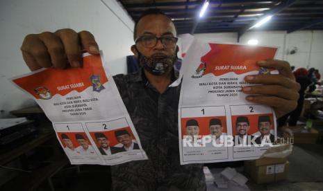 Pekerja menunjukkan surat suara Pemilihan Kepala Daerah (Pilkada) yang rusak (ilustrasi)