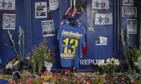 Bunga di luar tribun pintu masuk 13, lokasi utama penyerbuan di Stadion Kanjuruhan, Malang, Jawa Timur, Indonesia, 05 Oktober 2022. Presiden Indonesia telah memerintahkan penyelidikan dan audit ke semua stadion sepak bola di tanah air, untuk memastikan keselamatan para suporter setelah sedikitnya 131 orang tewas dalam kerusuhan dan penyerbuan menyusul pertandingan sepak bola antara Arema FC dan Persebaya Surabaya di Jawa Timur pada 01 Oktober 2022.