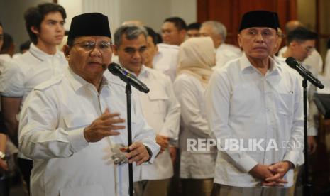 Ketua Umum Partai Gerindra Prabowo Subianto (kiri) bersama Wakil Ketua Dewan Pembina Partai Gerindra Mochamad Iriawan (kanan) menyampaikan konferensi pers usai menggelar pertemuan di Jakarta, Kamis (24/4/2023). Gerindra mengumumkan sejumlah tokoh yang baru resmi bergabung yaitu Mochamad Iriawan, Mawardi Yahya, Al Ghazali dan El Rumi.