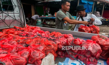 Pekerja membawa gula aren yang akan dijual di Pasar Rangkasbitung, Lebak, Banten, Senin (20/4/2020).Omzet Perajin Gula Aren di Lebak Naik pada Ramadhan