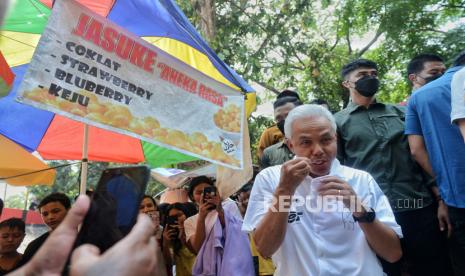 Capres nomor urut 3, Ganjar Pranowo menyantap jajanan jagung susu keju bersama warga saat mengu di Juragan Jero, Daleman, Kecamatan Tulung, Kabupaten Klaten, Jawa Tengah, Rabu (27/12/2023). 