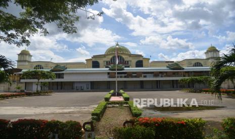 Suasana area parkir bandara sepi kendaraan di Terminal Bandara Sultan iskandar Muda, Banda Aceh. 