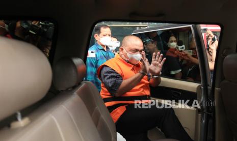  Bupati Langkat Bantah Miliki Tujuh Satwa Dilindungi. Foto:  Tersangka kasus suap kegiatan pekerjaan pengadaan barang dan jasa tahun 2020-2022 di Kabupaten Langkat Terbit Rencana Perangin Angin memasuki mobil tahanan usai menjalani pemeriksaan di Gedung Merah Putih KPK, Jakarta, Selasa (17/5/2022). Bupati Langkat nonaktif tersebut diperiksa sebagai saksi oleh penyidik Kementerian Lingkungan Hidup dan Kehutanan (KLHK) terkait kasus kepemilikan satwa dilindungi. 