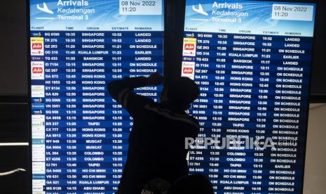 Petugas bandara memperbaiki layar informasi jadwal penerbangan internasional di Bandara Internasional Soekarno-Hatta, Tangerang, Banten. 