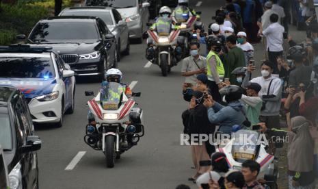 Muhammadiyah: Kita Kehilangan Syekh Ali Jaber yang Moderat. Warga menyaksikan iring-iringan mobil jenazah yang membawa almarhum Syekh Ali Jaber melintasi Jalan Cempaka Putih, Jakarta, Kamis (14/1), untuk menuju Pondok Pesantren Daarul Quran. Syekh Ali Jaber wafat di usia 44 tahun karena sakit. Almarhum dimakamkan di pemakaman Pondok Pesantren Daarul Quran, Tangerang, Banten. Foto : Edwin Putranto/Republika