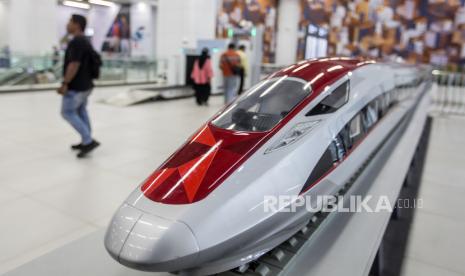 Diorama Kereta Cepat Jakarta Bandung di Stasiun Halim Perdanakusuma, Jakarta Timur, Selasa (3/10/2023). 