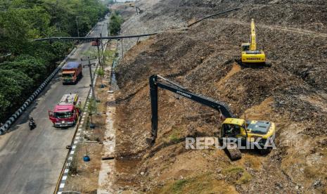 Sejumlah alat berat mengeruk tumpukan sampah pasca kebakaran di TPST Bantargebang, Bekasi, Jawa Barat, Senin (30/10/2023).