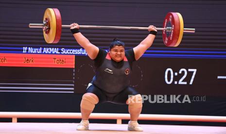 Lifter Indonesia Nurul Akmal melakukan angkatan snatch pada kesempatan pertama dalam pertandingan nomor +71 kilogram putri angkat berat SEA Games 2021 Vietnam di Hanoi Sports Training Centre, Hanoi, Vietnam, Ahad (22/5/2022). Nurul mendapat medali perak setelah meraih total angkatan terbaik kedua 252 kilogram. 