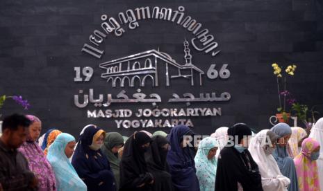 Umat Muslim menunaikan shalat tarawih di Masjid Jogokariyan, Yogyakarta, Kamis (23/3/2023). 