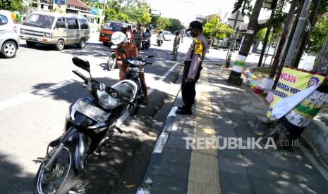 Petugas gabungan menggelar razia masker di Alun-Alun Wonosari, Gunungkidul, Yogyakarta, Selasa (15/9). Razia masker oleh TNI, Polri, Dishub, dan Satpol PP ini dalam rangka penegakan dan penyuluhan protokol kesehatan Covid-19. Bagi yang tidak bermasker diberikan penyuluhan dan diberikan masker secara gratis.