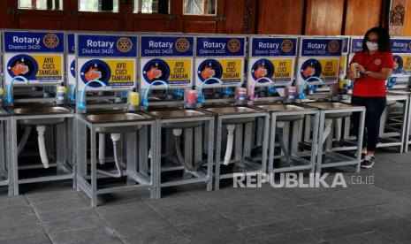 Tempat cuci tangan dan sabun cair di Balai Kota Solo, Jawa Tengah. 