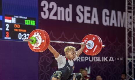 Atlet angkat besi Indonesia Eko Yuli Irawan melakukan angkatan snatch pada perlombaan kelas 61 kilogram putra SEA Games 2023 di Taekwondo Hall, Olympic Complex, Phnom Penh, Kamboja, Sabtu (13/5/2023). Eko Yuli berhasil meraih medali emas dengan total angkatan 303 kilogram, dan berhasil memecahkan rekor di clean and jerk dengan angkatan 170 kilogram dari sebelumnya 169 kilogram. 