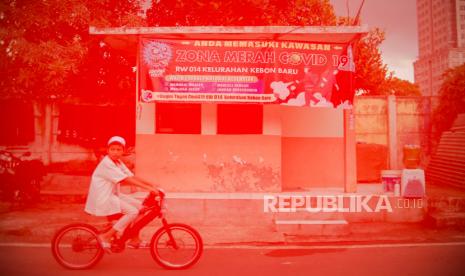 Foto multiple exposure warga beraktivitas di kawasan zona merah covid-19 RW 14, Kelurahan Kebon Baru, Tebet, Jakarta Selatan, Jumat (12/2). Sebanyak 82 Rukun Warga di DKI Jakarta berstatus zona merah covid-19 sehingga pemberlakuan pembatasan kegiatan masyarakat (PPKM) skala mikro di Jawa-Bali mulai diberlakukan selama 14 hari dari tanggal (9/2) hingga (22/2) untuk menekan penyebaran covid-19. Republika/Thoudy Badai