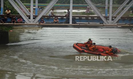 Tim Pencarian dan Pertolongan Nasional (BASARNAS) melakukan pencarian korban hanyut di sungai (ilustrasi) 