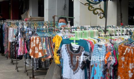 Pedagang merapihkan barang dagangan di Malioboro, Yogyakarta, Selasa (25/1/2022). Gubernur DIY Sultan HB X memastikan  pemindahan pedagang kaki Lima (PKL) Malioboro akan dilakukan pada Rabu (26/1/2022) sebagai permulaan. Menurutnya proses pemindahan itu akan berlangsung antara dua hingga tiga pekan ke depan.