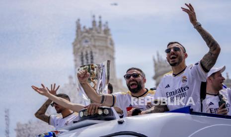 Para pemain Real Madrid merayakan keberhasilan menjuarai La Liga bersama ribuan supporter di Lapangan Cibeles, Madrid, Spanyol, Ahad (12/5/2024). Real Madrid berhasi menjadi juara La Liga dengan torehan 90 poin. Gelar juara ini adalah yang ke-36 untuk Real Madrid.