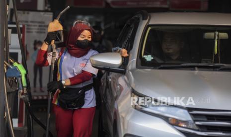 Menteri ESDM Bahlil Lahadalia mengingatkan agar mobil mewah tak menggunakan BBM Subsidi. (ilustrasi)