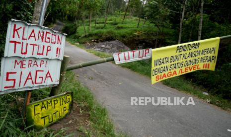 Tanda penutupan dipasang di gerbang menuju tempat wisata Klangon, Sleman, Yogyakarta, Selasa (10/11). Pemkab Sleman menutup beberapa objek wisata di kawasan rawan bencana sejak kenaikan status Siaga Gunung Merapi. Dan warga sekitar juga ikut menjaga jalan akses agar tidak ada pengunjung yang nekat menerobos masuk. Kawasan wisata Klangon berada di radius 4 kilometer dari puncak Merapi.