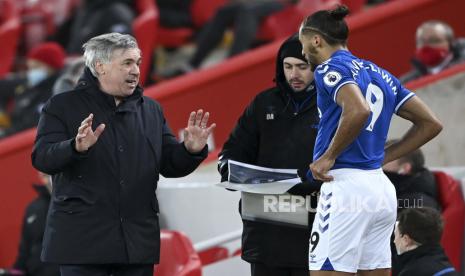  Manajer Everton Carlo Ancelotti (kiri) memberikan instruksi kepada Dominic Calvert-Lewin (kanan) selama pertandingan sepak bola Liga Utama Inggris antara Liverpool FC dan Everton FC di Liverpool, Inggris, 20 Februari 2021.