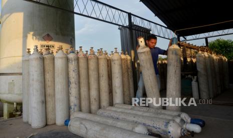 Pekerja memindahkan tabung oksigen yang kosong, di tempat pengisian oksigen PT Asiana Gasindo, Padang, Sumatera Barat. Bed Occupancy Rate (BOR) atau keterisian tempat tidur di Rumah Sakit di Sumatra Barat kini mencapai angka 77 persen. Kepala Dinas Kesehatan, Sumatra Barat, Arry Yuswandi, mengatakan angka ini meningkat dari sebelumnya yang hanya mencapai 72 persen. 