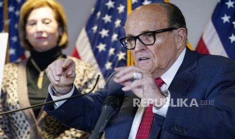  Mantan Walikota New York Rudy Giuliani, pengacara Presiden Donald Trump, berbicara dalam konferensi pers di markas Komite Nasional Republik, Kamis 19 November 2020, di Washington.