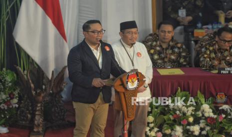 Ridwan Kamil (RK)-Suswono menyampaikan sambutan pada acara rapat pleno terbuka pengundian dan penetapan nomor urut di Gedung KPU Provinsi DKI Jakarta, Senin (23/9/2024).