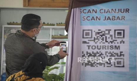 Gubernur Jawa Barat Ridwan Kamil (Emil) meluncurkan program Scan Jabar Scan Cianjur, dengan QR Code di Rest Area Naringgul, Desa Balegede, Kecamatan Naringgul, Kabupaten Cianjur, Ahad (21/2). Emil memuji promosi pariwisata dengan QR Code. Menurutnya hal itu akan mempermudah wisatawan atau pelancong untuk mencari detail destinasi wisata di suatu kawasan. 