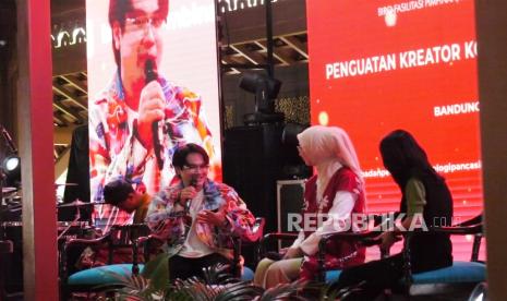 Motivator dan penggiat sosial media Deris Nagara dan Putri Indonesia 2017 Kevin Lilliana tampil sebagai nara sumber workshop Penguatan Kreator Konten Wilayah Jawa Barat bertajuk Pancasila Tiang Penyangga Pemuda Calon Pemimpin Masa Depan yang digelar Badan Pembinaan Ideologi Pancasila (BPIP) Biro Fasilitasi Pimpinan, Hubungan Masyarakat, dan Administrasi, di Pendopo Kota Bandung, Jawa Barat, Rabu (26/6/2024). Kegiatan yang diikuti lebih dari 250 konten kreator ini bertujuan untuk menguatkan narasi Pancasila dalam ruang publik salah satunya melalui sosial media.