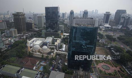 Suasana gedung-gedung perkantoran tampak dari ketinggian Gedung Perpusnas di Jakarta, Rabu (5/8/2020). Badan Pusat Statistik (BPS) mencatat pertumbuhan ekonomi terkontraksi pada level negatif untuk pertama kalinya sejak triwulan I-1999, setelah perekonomian pada triwulan II-2020 tumbuh negatif 5,32 persen. 