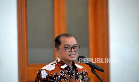 Kepala Badan Perencanaan Pembangunan Daerah (Bappeda) DIY Beny Suharsono menyampaikan besaran Upah Minimum Provinsi (UMP) di Bangsal Pracimasana, Komplek Kepatihan Yogyakarta, Senin (28/11/2022). UMP Daerah Istimewa Yogyakarta 2023 ditetapkan sebesar Rp 1.981.782 atau naik 7,65 persen dibandingkan dengan tahun sebelumnya. Jika dibandingkan dengan 2022 UMP DIY naik sebesar Rp 140.867.