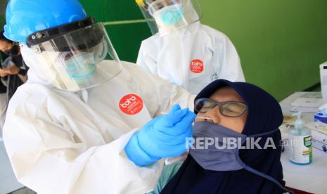 Petugas medis melakukan tes usap (swab test) COVID-19 