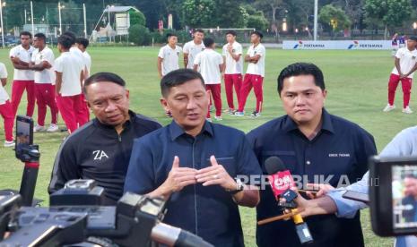 Waketum PSSI Zainudin Amali, Dirut PT LIB Ferry Paulus, Ketua Umum PSSI Erick Thohir (kiri-kanan) saat meninjau latihan Timnas Indonesia U-17 di Lapangan A Gelora Bung Karno, Jakarta, Rabu (16/8/2023). 