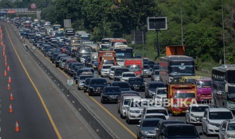 Kendaraan memadati tol Jakarta-Cikampek di kawasan Karawang, Jawa Barat, Kamis (24/12). Mabuk perjalanan bisa terasa menyiksa.