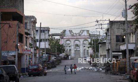 Anak-anak berjalan di jalan kosong di depan katedral yang hancur akibat gempa 2010 di Port-au-Prince, Haiti, Rabu, 7 Juli 2021.