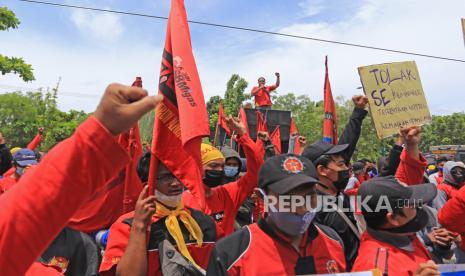 Buruh yang tergabung dalam Aliansi Buruh Indramayu (ABI) berunjuk rasa di depan kantor Disnaker Indramayu, Jawa Barat, Senin (22/11/2021). Aksi buruh tersebut menuntut kenaikan Upah Minimum Kabupaten (UMK) 2022 sebesar 15 persen. 