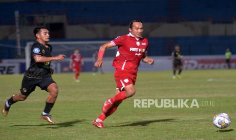 Bek tengah Persis Solo, Rian Miziar mengamankan bola dari gelandang serang PS Barito Putera Abrizal pada lanjutan pertandingan BRI Liga 1 beberapa waktu lalu.