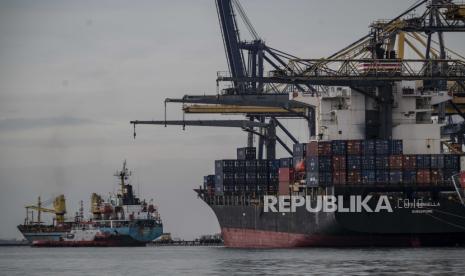 Suasana bongkar muat peti kemas di Pelabuhan Tanjung Priok, Jakarta, Rabu (28/12/2022).