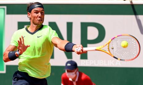 Rafael Nadal dari Spanyol beraksi melawan Diego Schwartzman dari Argentina selama pertandingan perempat final turnamen tenis Prancis Terbuka di Roland Garros di Paris, Prancis, 9 Juni 2021.