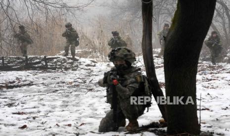 Tentara Angkatan Darat A.S. mengikuti latihan militer gabungan Korea Selatan dan Amerika Serikat di Paju, Korea Selatan, Jumat, 13 Januari 2023. 