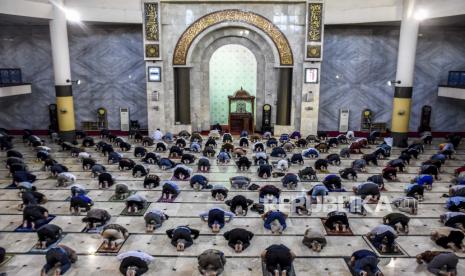 Sejumlah umat muslim melaksanakan ibadah Sholat Jumat di Masjid Raya Bandung, Jalan Dalem Kaum, Kota Bandung, Jumat (12/6). Masjid Raya Bandung kembali menggelar sholat jumat dengan menerapkan protokol kesehatan dan jaga jarak fisik (physical distancing) antarsaf serta membatasi jumlah jamaah menjadi 30 persen dari kapasitas masjid