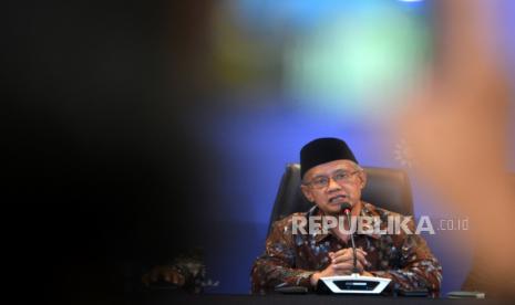 Ketua Umum PP Muhammadiyah, Haedar Nashir menyampaikan paparan saat Sialturahim Jelang Idul Fitri 1444 di Kantor PP Muhammadiyah, Yogyakarta, Selasa (18/4/2023). Dalam konferensi pers ini dijelaskan tentang penggunaan metode Hisab pada penentuan Ramadhan serta Idul Fitri. Selain itu, juga membahas tentang larangan penggunaan lapangan untuk Shalat Ied pada Jumat (21/4/2023) di Pekalongan dan Sukabumi.