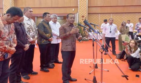 Menteri Investasi atau Kepala Badan Koordinasi Penanaman Modal (BKPM) Bahlil Lahadalia menjelaskan soal TikTok kepada wartawan di Jakarta, Senin (25/9/2023).