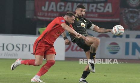 Pesepak bola Persija Jakarta Marko Simic (kiri) berebut bola dengan pesepak bola PS Barito Putera Renan Da Silva (kanan) pada pertandingan Liga 1 di Stadion Patriot Chandrabhaga, Bekasi, Jawa Barat, Sabtu (7/10/2023). Skor akhir imbang 1-1 untuk kedua tim. 