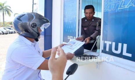 Layanan Drive Thru Satpas Polres Bantul.