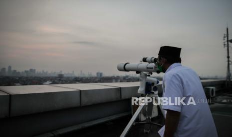 Anggota Tim Rukyatul Hilal penentuan awal Dzulhijjah (ilustrasi)