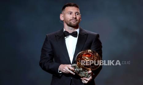 Lionel Messi secara khusus menyebut nama legenda timnas Argentina, Diego Armando Maradona, saat menerima trofi Ballon d'Or 2023.