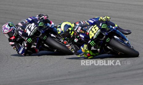 Pembalap MotoGP Italia Valentino Rossi (kanan) mengambil tikungan di depan pembalap Spanyol Maverick Vinales saat balapan Motul Comunitat Valenciana GP di lintasan Sirkuit Ricardo Tormo, di Cheste, Valencia, Spanyol timur, 15 November 2020.