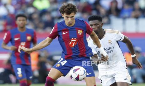 Barcelona striker Joao Felix (L) in action against Real Madrid midfielder Aurelien Tchouameni (R) during the Spanish LaLiga soccer match between FC Barcelona and Real Madrid, in Barcelona, Catalonia, Spain, 28 October 2023.  