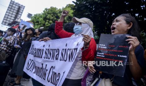 Sejumlah mahasiswa dan orang tua siswa saat aksi di depan SDN Pondok Cina 1, Depok, Jawa Barat, Selasa (13/12/2022). Pada aksi tersebut mereka menuntut Pemerintah Kota Depok untuk mengembalikan hak-hak siswa SDN Pondok Cina 1 yang terkena imbas alih fungsi lahan untuk pembangunan masjid raya. Republika/Putra M. Akbar