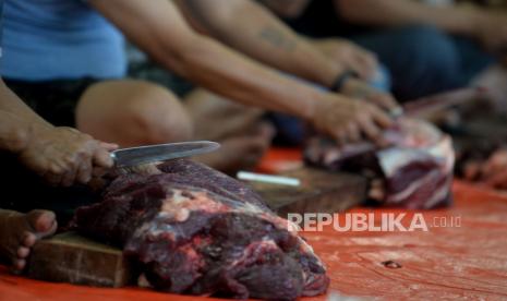 Panitia memotong daging hewan kurban untuk dibagikan kepada warga, (ilustrasi). 